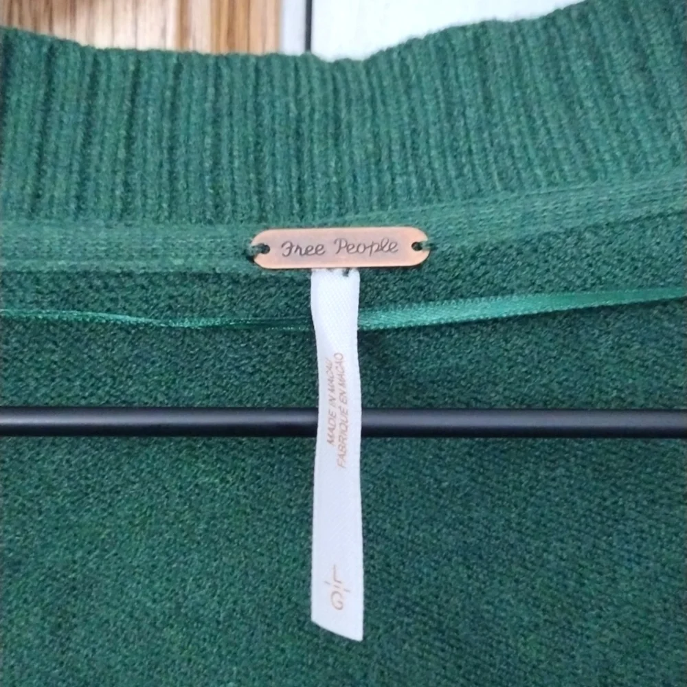 FREE PEOPLE V- Neck Sweater Green Size L NWT - Picture 5 of 13